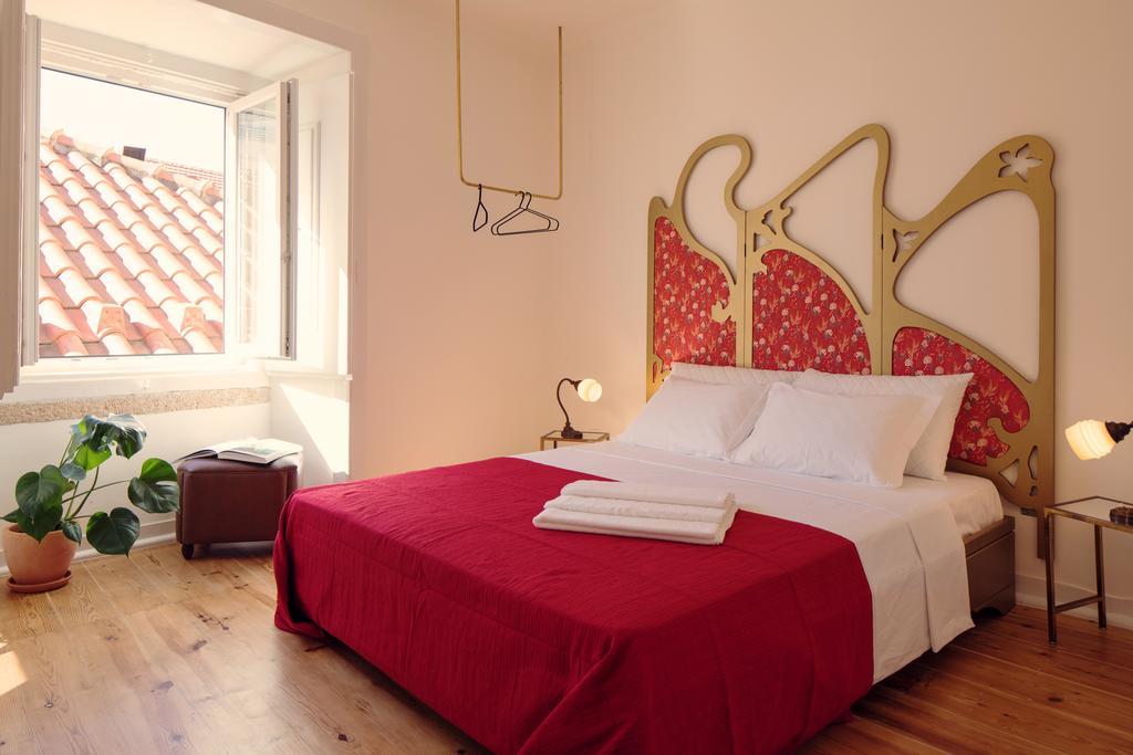 Habitación con cama grande y baño privado